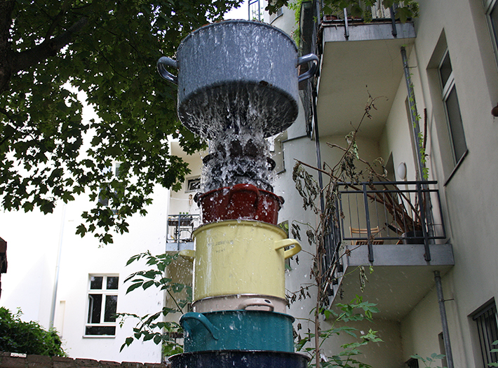 Zaubertöpfchen ein Wasser-Installation im öffentlichen Raum im Projekt Kleinrixxdorf während der 48 Stunden Neukölln 2016