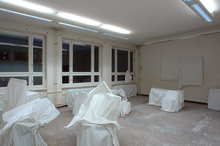 leere Hüllen im verlassenen Klassenraum der Gustave-Eiffel-Oberschule