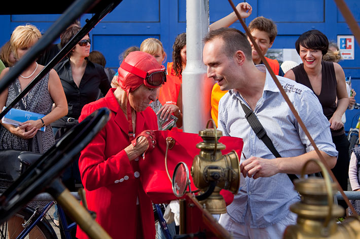 Heidi Hetzer beteiligt sich an FINE RED LINE