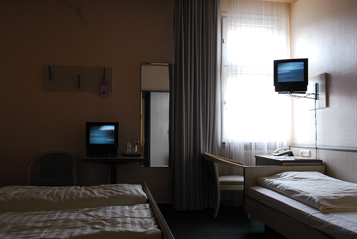 Videoinstallation von der AVUS in das Motelzimmer