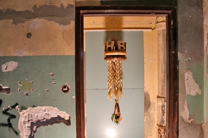 das Objekt ICH BIN von Julia Neuenhausen in Anlehnung an einen Krohnleuchter 
                in der Kammer der Toilette der Wildenbuchbrücke