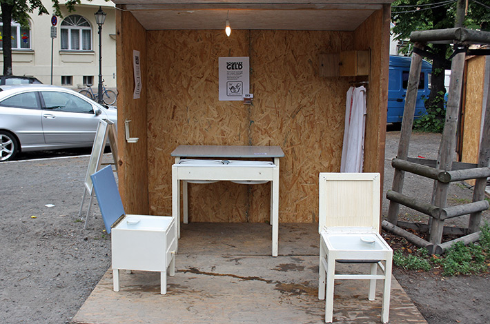 Schwarzgeld waschen auf dem Richardplatz eine Kunstaktion von Eva AM Winnersbach und Ommo Wille